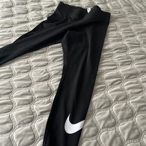 Nike essential swoosh mid rise leggings Medium